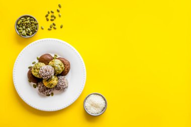Hindistan cevizi ve kabak çekirdekli ham enerji topları.