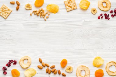 Kurumuş meyve ve diğer atıştırmalıkların olduğu bir çerçeve.