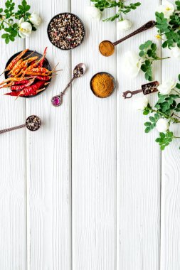 Baharatlı mutfak aletleri ve metal kaselerde bitkiler.