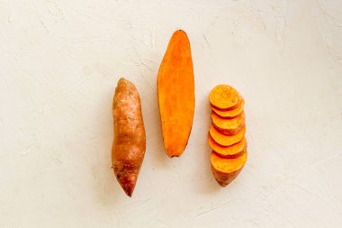 Mutfak masasında dilimlenmiş tatlı patates.