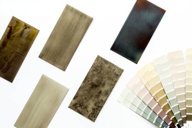 Renkli dolap paneli ve tezgah malzemesi seçiliyor. Görünümün üstünde