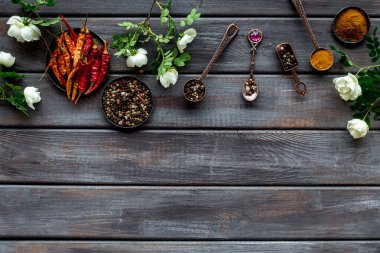 Herba ve çiçeklerle çeşitli aromatik ve sıcak baharatlar, yukarıdan görünüm