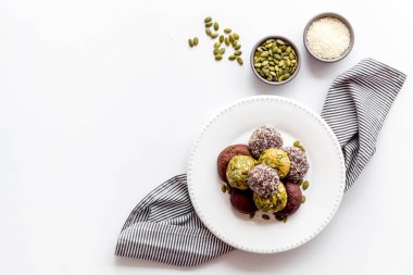 Çiğ vejetaryen enerji toplarının fındık ve kakaolu üst görüntüsü.