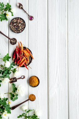 Metal kaseler ve kaşıklardaki baharatlar ve baharatlar. Genel Görünüm