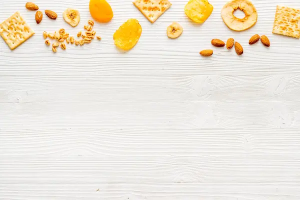Gesunde Snacks über Kopf - Nüsse und Trockenfrüchte mit Crackern — Stockfoto