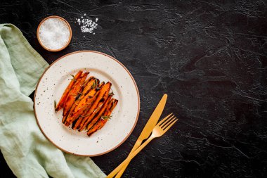 Baharatlı ve otlu patates kızartması manzarası