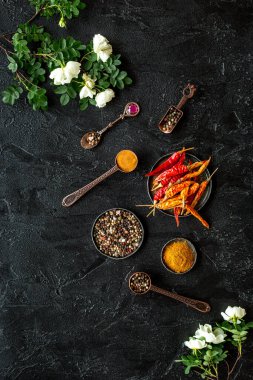 Bitkiler ve çiçeklerle hazırlanmış sıcak baharatlar, üst manzara.