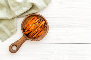 Kavrulmuş tatlı patates, manzaralı.