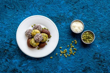 Tabakta çiğ enerji topları, üst manzara.