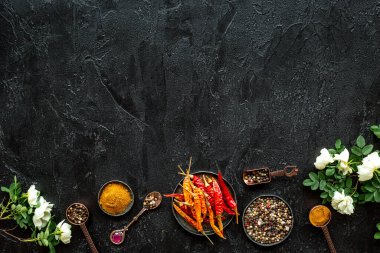 Sıcak baharatın genel manzarası. Kırmızı biber ve kırmızı biber.