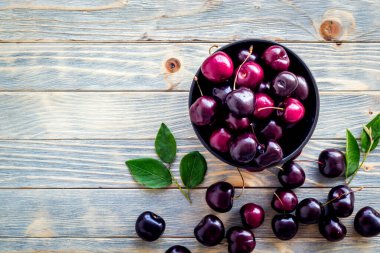 Kasede böğürtlen var. Kırmızı kiraz üst görünümü, boşluk kopyala