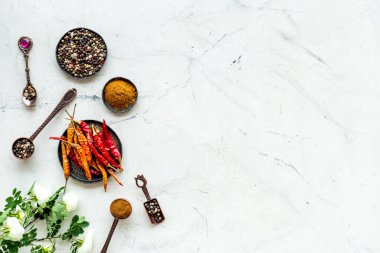 Sıcak baharatlar ve yemek pişirme aletleri ile aromatik bitkiler.