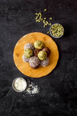 Vejetaryen enerji topları, kabak tohumları ve hindistan cevizi, genel görünüm