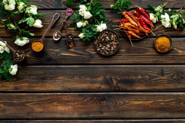 Kırmızı biber ve kırmızı biber. Mutfak gereçleri ve baharatlar.