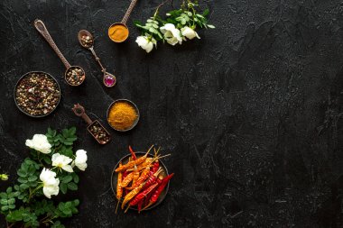 Bitkiler ve çiçeklerle hazırlanmış sıcak baharatlar, üst manzara.