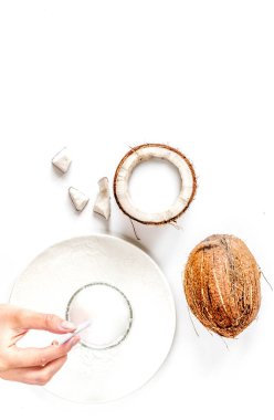 Beyaz arkaplan görünümlü hindistan cevizi kokteyli