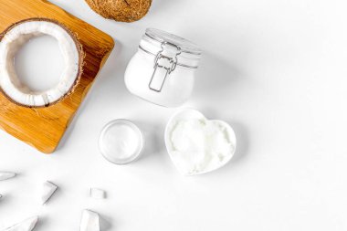 Beyaz arka plan görünümlü hindistan cevizi içeren organik kozmetikler