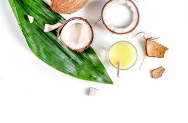 Beyaz arkaplan görünümlü hindistan cevizi kokteyli