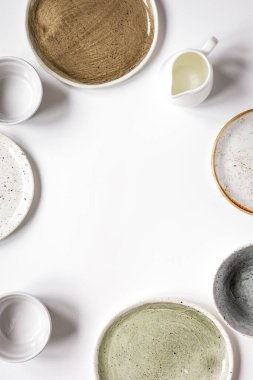 Beyaz arkaplandaki seramik tablo yazılımı üst görünümü