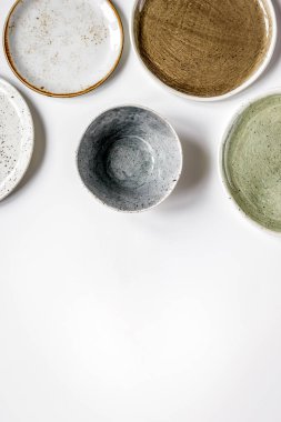 Beyaz arkaplandaki seramik tablo yazılımı üst görünümü