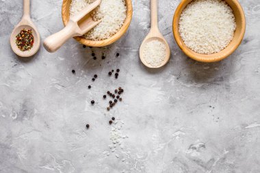 taş zemin üzerinde paella için pirinç Üst görünüm maketi