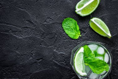koyu arkaplan görünümünde mojito yapmak