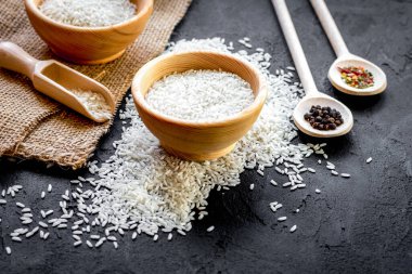 Koyu arkaplanda paella için malzemeler