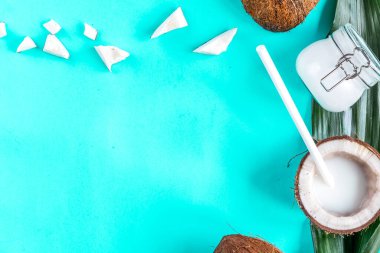 konsept organik kozmetik mavi arka plan görünümlü hindistan cevizi