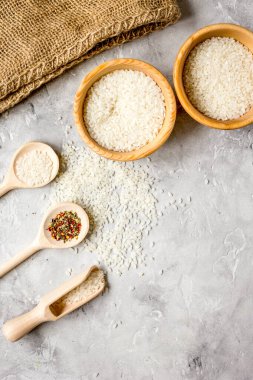 taş zemin üzerinde paella için pirinç Üst görünüm maketi