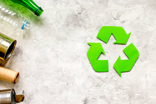 символы отходов и переработки в экологической помощи на каменном макете вид сверху