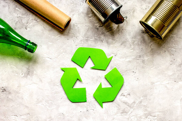 Эко-концепция с символом переработки на фоне стола макет вид сверху