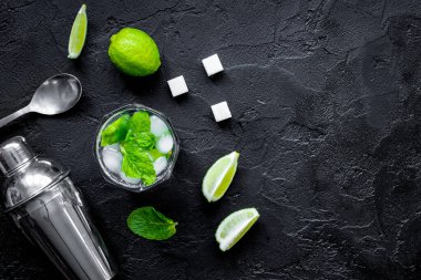 koyu arkaplan görünümünde mojito yapmak