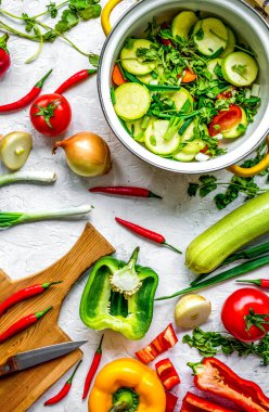 Arka planda sebze pişirmek.