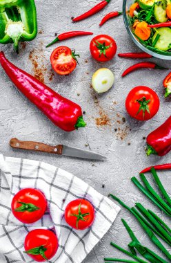 Arka planda sebze pişirmek.