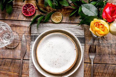 Ahşap arkaplandaki seramik masa takımı üst görünümü