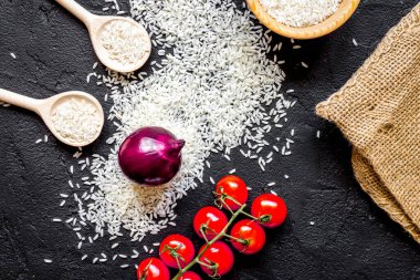 Koyu arkaplan görünümünde paella için malzemeler