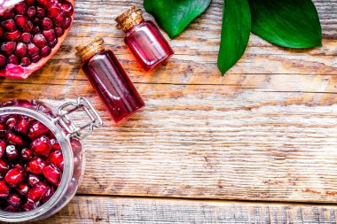 Ahşap arka plan görünümünde dilimlenmiş nar.