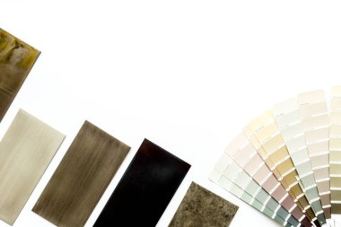 Renkli dolap paneli ve tezgah malzemesi seçiliyor. Görünümün üstünde