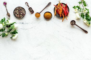 Karışık sıcak baharat ve bitkilerin yerleşimi, üst görünüm