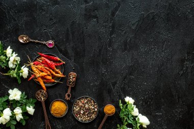 Kırmızı biber ve kırmızı biber. Mutfak gereçleri ve baharatlar.