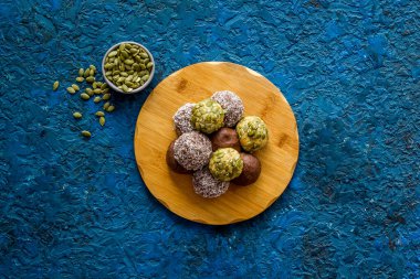 Çiğ hindistan cevizi ve çikolata enerji topları, üst görünüm.