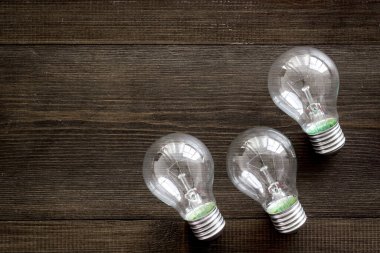 Bir sürü ampul üst görüntüde. Yenilenebilir eko enerji kavramı