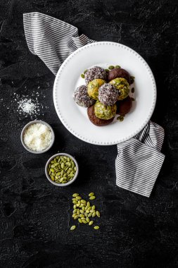 Fındıklı vejetaryen enerji protein toplarının genel görünümü