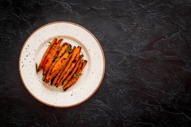 Kavrulmuş tatlı patates, manzaralı.