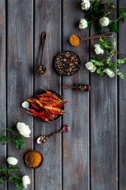 Sıcak baharatlar ve yemek pişirme aletleri ile aromatik bitkiler.