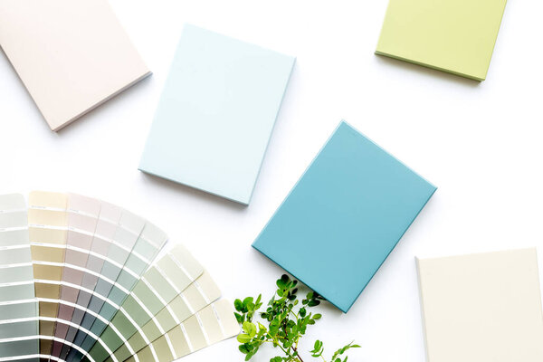 Образцы деревянных каменных изделий и кухонных столешниц на столе, плоская укладка