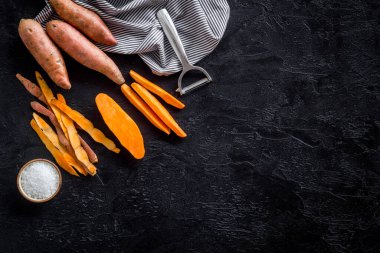 Bir bütün ve dilimlenmiş tatlı patates. Düz yatış, üst görünüm