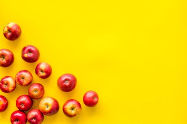 Kırmızı elma kümesi - üst görünüm, metin için boşluk