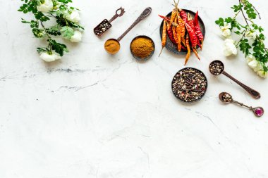 Metal kaşıklar ve kâselerde yemek pişirmek için baharat ve şifalı otlar.