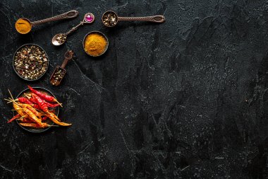 Mutfak aletleri, metal kaseler ve kaşıklarda sıcak baharatlar. Üst görünüm